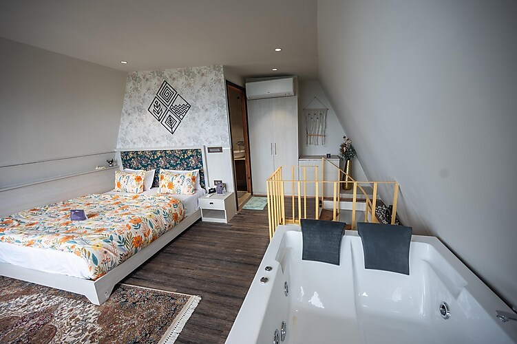 Arsh – Hexagonal Dulex Cabin with Couple Jacuzzi